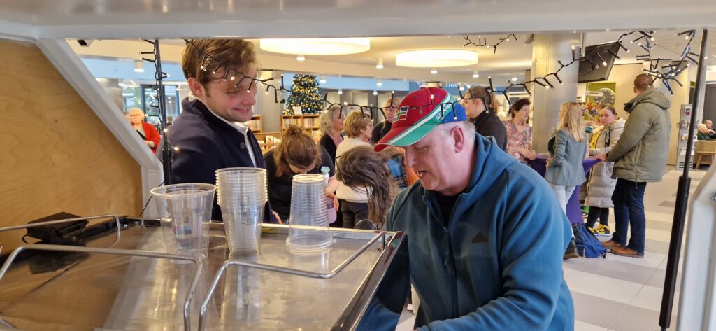 André en JW schenken koffie bij Zinn